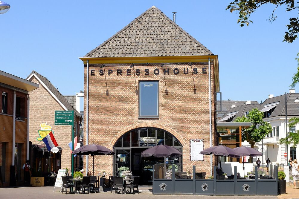 Terras onder een historische bakstenen gevel in het centrum van Doetinchem